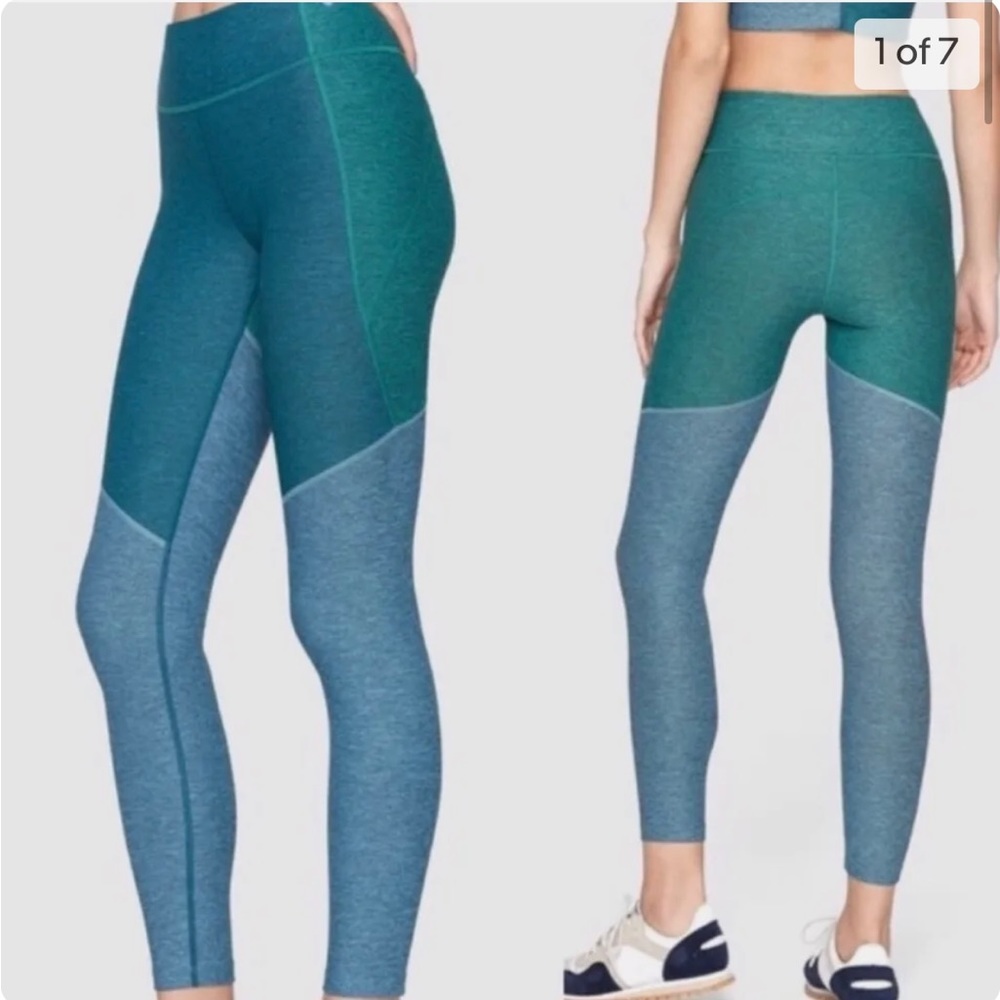 Outdoor voices two tone 7/8 leggings. Size medium. Mid rise